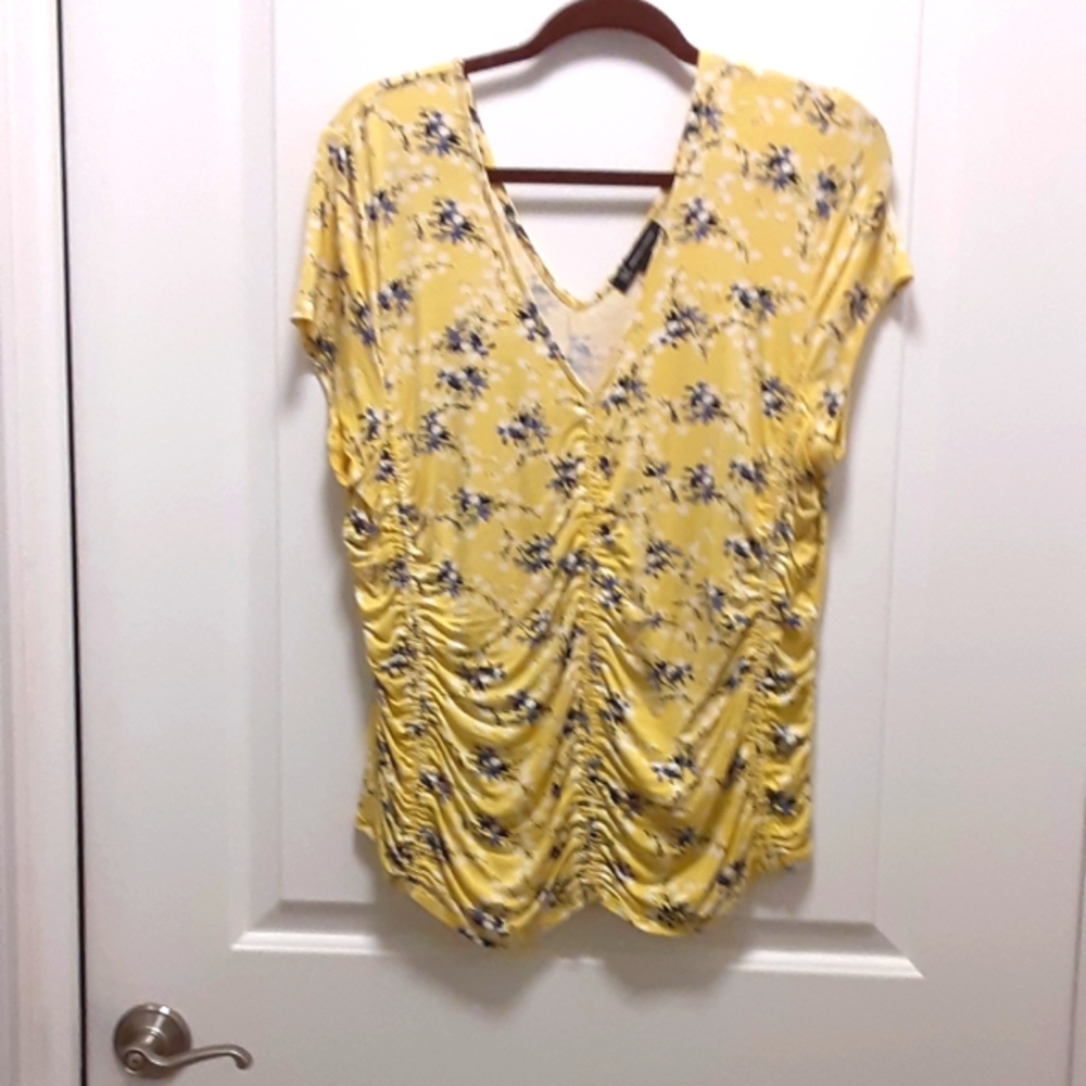 INC SHORT SLEEVE SHIRT EUC WITH RUCHING ON THE SIDES & MIDDLE MATERIAL STRECHES